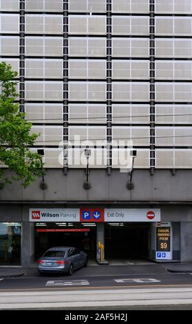 Entrée de parking à plusieurs niveaux. Banque D'Images