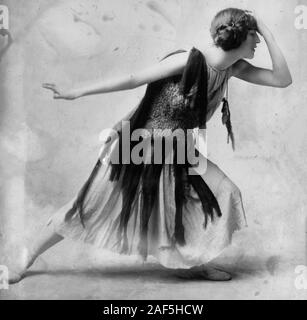 Romer en violet robe flapper, vers 1915 Banque D'Images