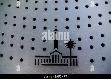 Brisbane, Queensland, Australie - 7 novembre 2019 : Close up photo du conseil de Brisbane logo gravé sur un trou dans le centre-ville de Brisba Banque D'Images