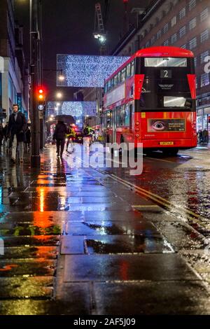 Bus à impériale rouge, humide sur Oxford Street, nuit, Londres, Angleterre, Royaume-Uni Banque D'Images