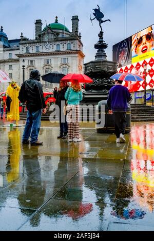 Des jours de pluie, Piccadilly Circus, Londres, Angleterre, Royaume-Uni Banque D'Images