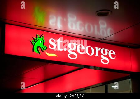 Brisbane, Queensland, Australie - 27 novembre 2019 : vue sur un écran lumineux St George Bank sign en face de l'entrée de la Banque dans Queenstree Banque D'Images