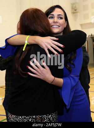 Le Sinn Fein candidat pour West Tyrone Orfhlaith Begley (à droite) célèbre de gagner l'Ouest Tyrone circonscription au centre de loisirs, à Omagh, en Irlande du Nord, le comptage se poursuit dans l'élection générale de 2019. Banque D'Images