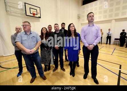 Le Sinn Fein candidat pour West Tyrone Orfhlaith Begley (deuxième à droite) avec le collègue de parti Pearse Doherty (à droite) et de supports comme les résultats pour West Tyrone circonscription sont annoncés à la base de loisirs, à Omagh, en Irlande du Nord, le comptage se poursuit dans l'élection générale de 2019. Banque D'Images