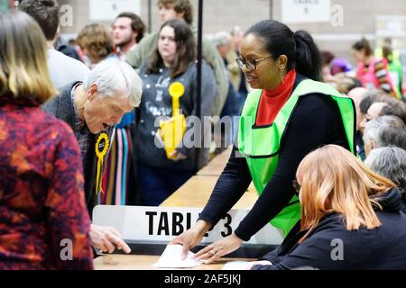 Hereford, Herefordshire, UK - Jeudi 12 Décembre 2019 - Une élection montre un superviseur à un scrutin contesté agent libéral démocrate au dépouillement de l'élection à l'intérieur de tables count centre à Hereford. Le comte à Hereford se rapporte à deux circonscriptions du Nord, Herefordshire et Hereford Herefordshire & du Sud également, les deux députés conservateurs sont retournés dans l'élection générale de 2017 - Photo Steven Mai / Alamy Live News Banque D'Images