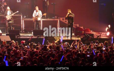 Anaheim, Californie, USA 8 décembre 2019 Mumford and Sons fonctionne à près de KROQ Acoustic Concert de Noël le 8 décembre 2019 au Honda Center d'Anaheim, Californie, USA. Photo de Barry King/Alamy Stock Photo Banque D'Images