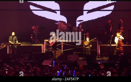 Anaheim, Californie, USA 8 décembre 2019 Mumford and Sons fonctionne à près de KROQ Acoustic Concert de Noël le 8 décembre 2019 au Honda Center d'Anaheim, Californie, USA. Photo de Barry King/Alamy Stock Photo Banque D'Images
