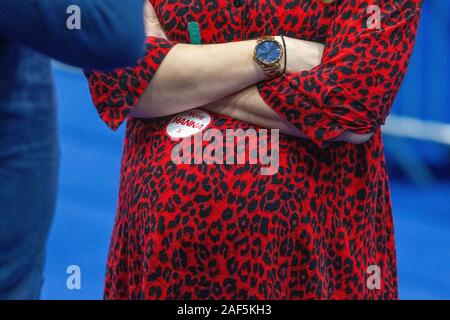 Une femme enceinte avec un autocollant Claire Hanna (candidate SDLP pour Belfast South) sur son relief au Titanic Exhibition Centre Belfast, 13/12/2019 UK Elections: Les urnes arrivent, et sont ouvertes à Belfast Credit: Bonzo/Alay Live News Banque D'Images