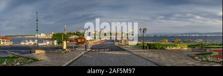 Nessebar, Bulgarie - 07.11.2019. Vue sur la nouvelle ville de Nessebar, Bulgarie, du côté de l'entrée de la vieille ville Banque D'Images