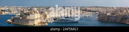 Une vue panoramique de Fort St Angelo et les environs, comme vu à partir de la région de Barrakka Gardens. Banque D'Images