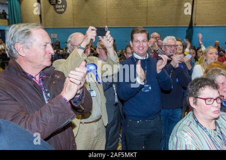 Stroud, Royaume-Uni. 13 déc, 2019. Des partisans du parti conservateur cheer que Siobhan Baillie est annoncé comme le vainqueur du siège de Stroud. Credit : Carl Hewlett/Alamy Live News. Banque D'Images