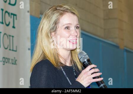 Stroud, Royaume-Uni. 13 déc, 2019. Siobhan conservateur Baillie est annoncé comme le vainqueur du siège de Stroud. Credit : Carl Hewlett/Alamy Live News. Banque D'Images