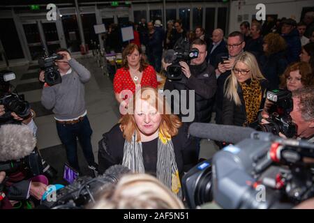 Belfast, Royaume-Uni. 13 décembre 2019. Naomi long, leader du Parti Alliance au nombre des élections de Belfast-est au Titanic Exhibition Centre Belfast, 13/12/2019 UK Elections: Les urnes arrivent et sont ouvertes à Belfast Credit: Bonzo/Alay Live News Banque D'Images