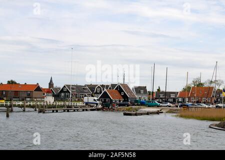 Volendam, pays-Bas - 16 mai 2019 : vue sur les maisons traditionnelles néerlandaises le long du canal par temps nuageux Banque D'Images