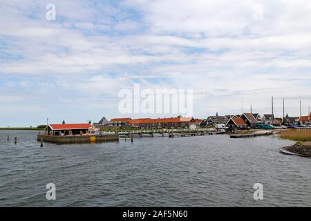 Volendam, pays-Bas - 16 mai 2019 : vue sur les maisons traditionnelles néerlandaises le long du canal par temps nuageux Banque D'Images