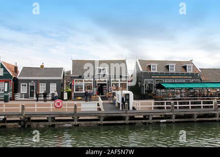 Volendam, pays-Bas - 16 mai 2019 : vue sur les maisons traditionnelles néerlandaises le long du canal par temps nuageux Banque D'Images