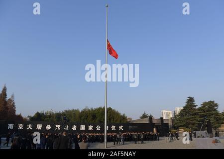 (191213) -- SHANGHAI, 13 décembre 2019 (Xinhua) -- La Chine vole le drapeau national en berne au cours d'une cérémonie commémorative nationale pour commémorer les victimes de la Nanjing Massacre Memorial Hall au massacre pour les victimes, à Nanjing, Jiangsu Province de Chine orientale, le 13 décembre 2019. (Xinhua/Li Bo) Banque D'Images