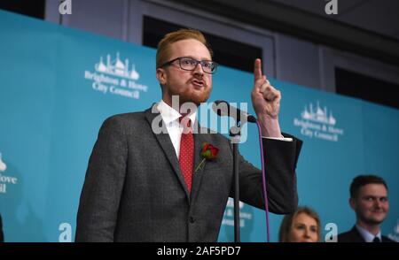 Brighton UK 13e 2019 Russell-Moyle - Lloyd du parti travailliste gagne le Brighton Kemptown siège de circonscription à l'élection générale se tiendra compte dans le Brighton Centre ce soir Crédit : Simon Dack / Alamy Live News Banque D'Images