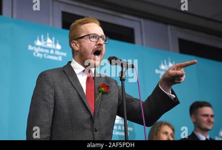 Brighton UK 13e 2019 Russell-Moyle - Lloyd du parti travailliste gagne le Brighton Kemptown siège de circonscription à l'élection générale se tiendra compte dans le Brighton Centre ce soir Crédit : Simon Dack / Alamy Live News Banque D'Images