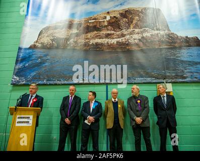 Meadowmill Sports Centre, East Lothian, Ecosse, Royaume-Uni, 13 décembre 2019. Élection générale : ancien secrétaire de la Justice Kenny MacAskill, Scottish National Party (SNP) candidat, remporte l'élection à titre de député de East Lothian, un retour à sa carrière politique contre député Martin Whitfield, candidat du Parti travailliste écossais. Photo : Martin Whitfield, candidat du Parti travailliste écossais, du scrutin, Jim Lamond, Craig Hoy, parti conservateur écossais, Robert O'Riordan, Scottish Liberal Democrats, David Sisson, UKIP & Kenny MacAskill, Scottish National Party (SNP) Banque D'Images