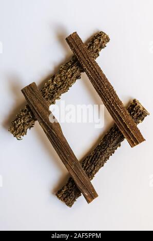 Le rhombus est aménagé avec des bâtons d'un estomac de vache séchée. Air séché à la Madriléne. Gâteries pour chiens. Fournitures pour animaux domestiques. Vue de dessus. Focus sélectif. Banque D'Images