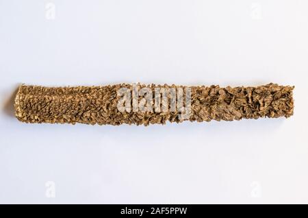 Un gros plan d'un stick d'un estomac de vache séchée. Air séché à la Madriléne. Gâteries pour chiens. Fournitures pour animaux domestiques. Vue de dessus. Focus sélectif. Banque D'Images