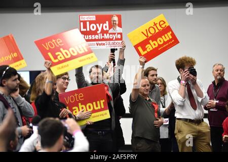 Brighton UK 13e 2019 Russell-Moyle - Lloyd du parti travailliste gagne le Brighton Kemptown siège de circonscription à l'élection générale se tiendra compte dans le Brighton Centre ce soir Crédit : Simon Dack / Alamy Live News Banque D'Images