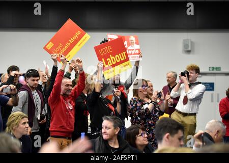 Brighton UK 13e 2019 Russell-Moyle - Lloyd du parti travailliste gagne le Brighton Kemptown siège de circonscription à l'élection générale se tiendra compte dans le Brighton Centre ce soir Crédit : Simon Dack / Alamy Live News Banque D'Images