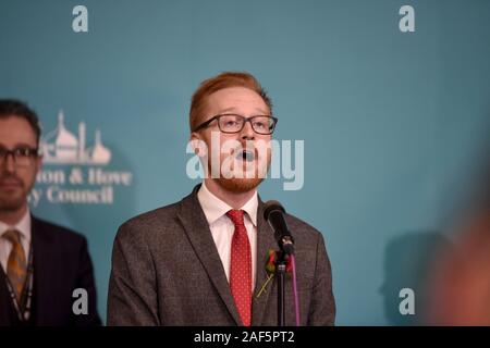 Brighton UK 13e 2019 Russell-Moyle - Lloyd du parti travailliste gagne le Brighton Kemptown siège de circonscription à l'élection générale se tiendra compte dans le Brighton Centre ce soir Crédit : Simon Dack / Alamy Live News Banque D'Images
