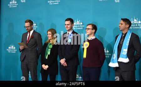 Brighton UK 13e 2019 Russell-Moyle - Lloyd (à gauche) du parti travailliste gagne le Brighton Kemptown siège de circonscription à l'élection générale se tiendra compte dans le Brighton Centre ce soir Crédit : Simon Dack / Alamy Live News Banque D'Images