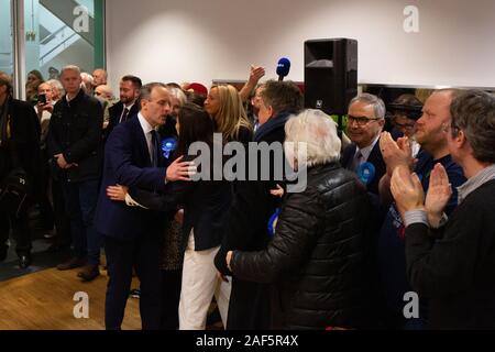 Parti conservateur MP Dominic Raab s'embrasser sa femme Erika après avoir été réélu pour la circonscription d'Esher et Walton à Hippodrome Sandown Park dans le Surrey à l'élection générale de 2019. Banque D'Images