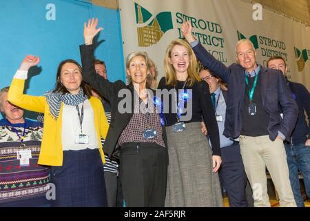 Stroud, Royaume-Uni. 13 déc, 2019. Siobhan Baillie célèbre avec ses partisans après avoir été annoncée comme le député conservateur de la circonscription de Stroud. Credit : Carl Hewlett/Alamy Live News. Banque D'Images