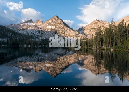 Peaks reflété dans le lac Toxaway, Celebrations, Idaho. Banque D'Images