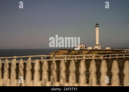 Le phare de Point arena sur falaise avec clôture blanche Banque D'Images