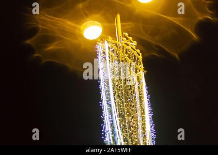 Lampadaire éclairage de fête jaune lumineux des feux Banque D'Images