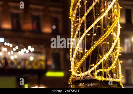 Lampadaire éclairage de fête jaune lumineux des feux Banque D'Images