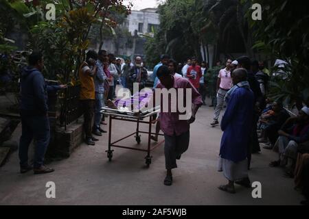 Dhaka, Bangladesh. Dec 12, 2019. Le nombre de décès attribuables à un incendie qui détruit une usine de plastique à Keraniganj est passé à 13 selon la police. 21 autres personnes sont en traitement pour les blessures à l'unité des grands brûlés de la Dhaka Medical College Hospital. Des corps morts ont été remis à la famille le 12 décembre après-midi. (Photo de Md. Rakibul Hasan/Pacific Press) Credit : Pacific Press Agency/Alamy Live News Banque D'Images