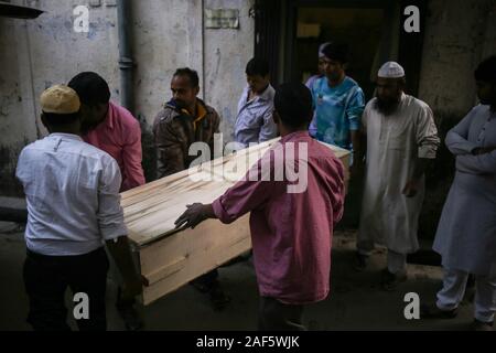 Dhaka, Bangladesh. Dec 12, 2019. Le nombre de décès attribuables à un incendie qui détruit une usine de plastique à Keraniganj est passé à 13 selon la police. 21 autres personnes sont en traitement pour les blessures à l'unité des grands brûlés de la Dhaka Medical College Hospital. Des corps morts ont été remis à la famille le 12 décembre après-midi. (Photo de Md. Rakibul Hasan/Pacific Press) Credit : Pacific Press Agency/Alamy Live News Banque D'Images