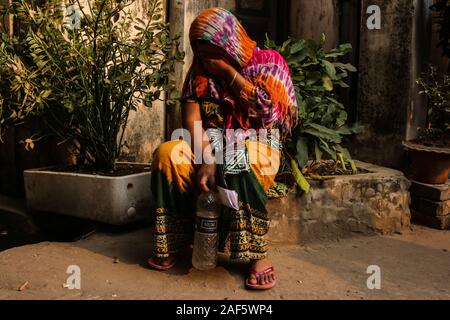 Dhaka, Bangladesh. Dec 12, 2019. Ruma, épouse d'une victime d'incendie qui a été déclaré mort après avoir amené aux soins médicaux est en attente de son mari est mort du corps. Des corps morts ont été remis à la famille le 12 décembre après-midi. (Photo de Md. Rakibul Hasan/Pacific Press) Credit : Pacific Press Agency/Alamy Live News Banque D'Images