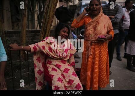 Dhaka, Bangladesh. Dec 12, 2019. Fille d'une victime d'incendie qui était mort sur la tragédie d'incendie est en train de pleurer sur la mort de son père. Des corps morts ont été remis à la famille le 12 décembre après-midi. (Photo de Md. Rakibul Hasan/Pacific Press) Credit : Pacific Press Agency/Alamy Live News Banque D'Images