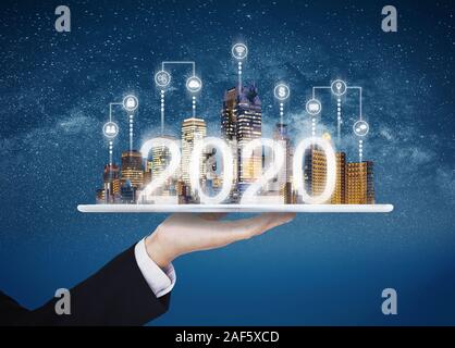Businessman holding digital tablet et 2020 réalité augmentée, nouvelle technologie et développement Banque D'Images