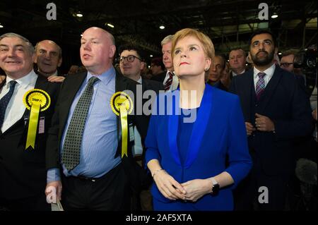 Glasgow, Royaume-Uni. 13 Décembre, 2019. Sur la photo : (en bleu) Nicola Sturgeon MSP - Premier Ministre de l'Écosse et Leader du Parti national écossais (SNP). Des scènes du décompte des voix à la Scottish Exhibition and Conference Centre (SECC). Les mâts ont maintenant fermé à 22h et le décompte des voix est en cours pour l'élection générale britannique de 2019. C'est la première fois en près de 100 ans qu'une élection générale a eu lieu en décembre. Crédit : Colin Fisher/Alamy Live News Banque D'Images