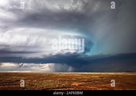 Un orage supercellulaire spectaculaire avec des nuages d'orage sinistre traverse les plaines près de Roswell, au Nouveau-Mexique Banque D'Images