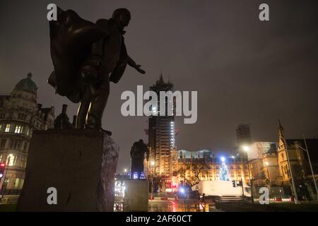 Les statues de David Lloyd George et Winston Churchill à la place du Parlement dans le centre de Londres comme le champ du parti conservateur à la victoire dans l'élection générale de 2019. Banque D'Images