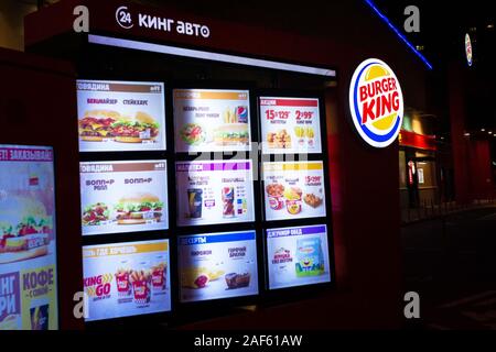 Tioumen, Russia-October 03, 2019 : le fast-food Burger King à sa logo immeuble situé dans la ville de Tioumen, en Russie. La Ronde de nuit, cl Banque D'Images