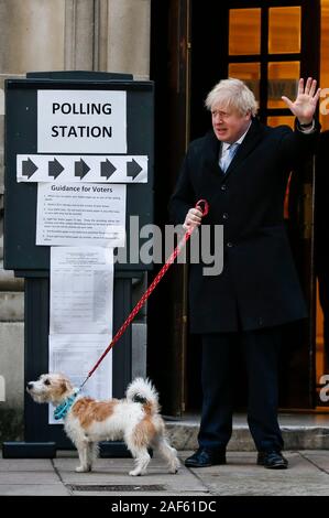 Beijing, Chine. Dec 12, 2019. Le Premier ministre britannique et le chef du parti conservateur, Boris Johnson quitte un bureau de scrutin avec son chien après avoir lancé son vote pour l'élection générale à Londres, Angleterre le 12 décembre 2019. Un sondage publié après le vote à l'élection britannique fermé le jeudi soir, a suggéré les conservateurs sont bien partis pour gagner une énorme majorité parlementaire. Credit : Han Yan/Xinhua/Alamy Live News Banque D'Images