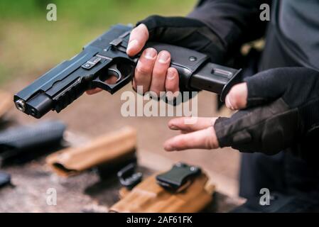 Instructeur en tir sportif pour tester vos armes dans la nature Banque D'Images