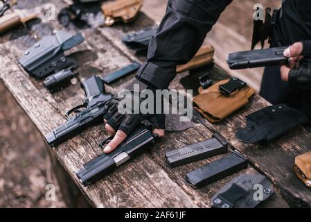 Instructeur en tir sportif pour tester vos armes dans la nature Banque D'Images
