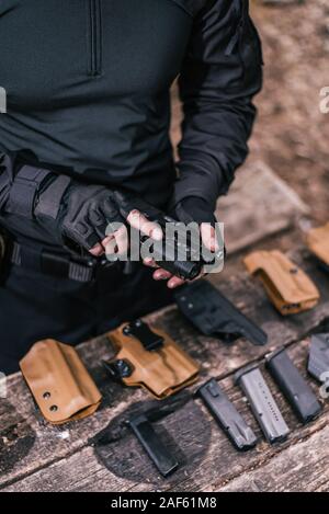 Instructeur en tir sportif pour tester vos armes dans la nature Banque D'Images