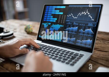 Close-up of a Businessman's Hand l'analyse graphique sur l'ordinateur portable Banque D'Images